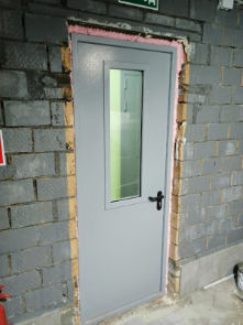 Внутренняя сторона двери с окном